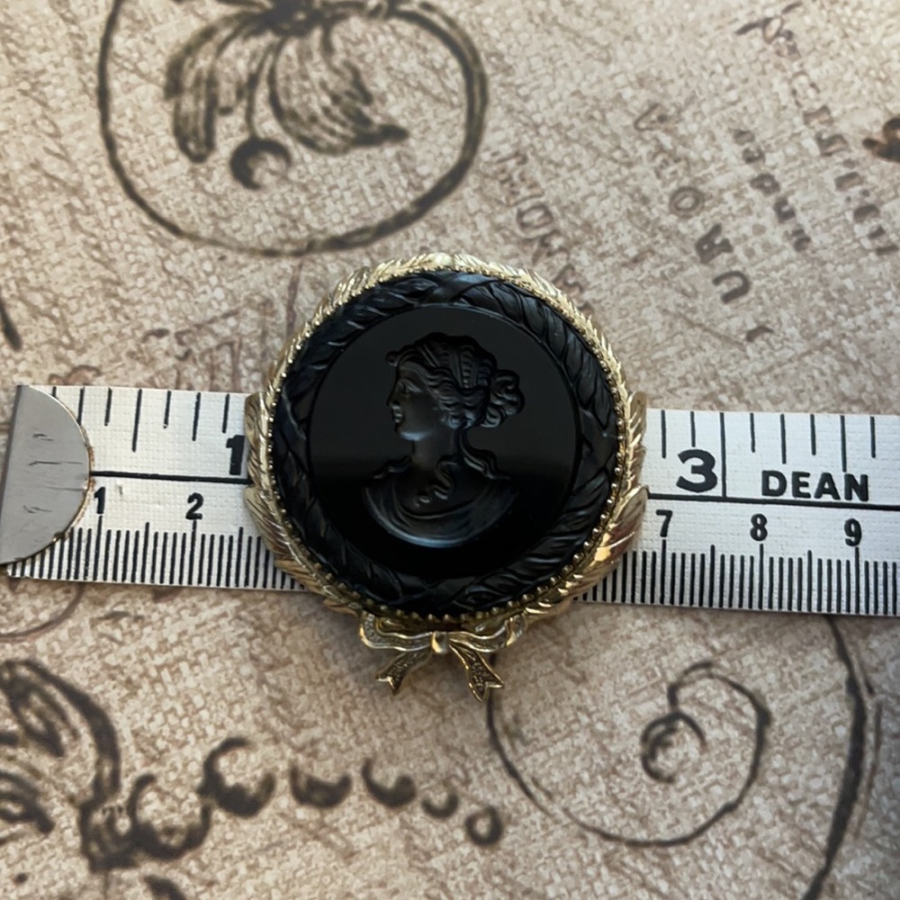 Victorian style black glass carved cameo gold tone brooch - Picture 5 of 5